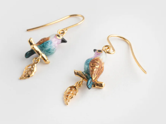 PINK&BLUE BIRDON BRANCH WITH GOLD LEAF PENDANT EARRING - ESPRITLIBREP /Boucles d'oreilles pendantes oiseau & feuille d'or